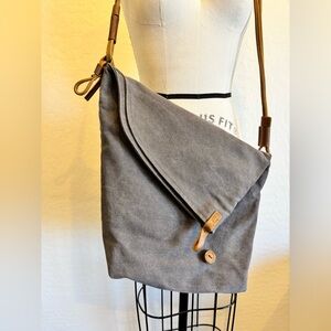 Sling tote